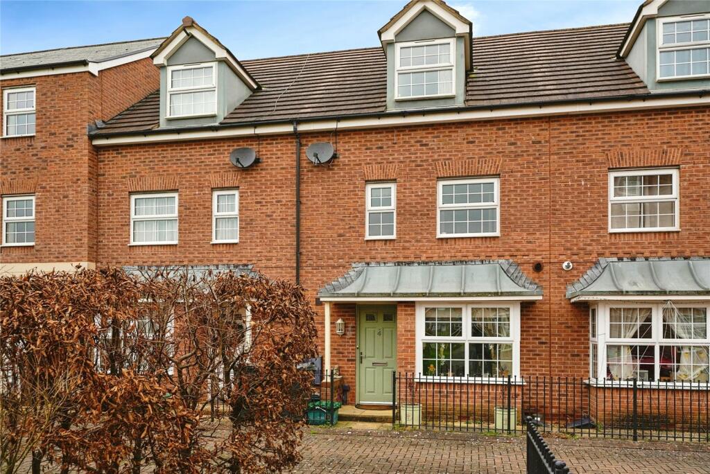 4 bedroom terraced house for sale in Coningsby Walk, Thatcham Avenue