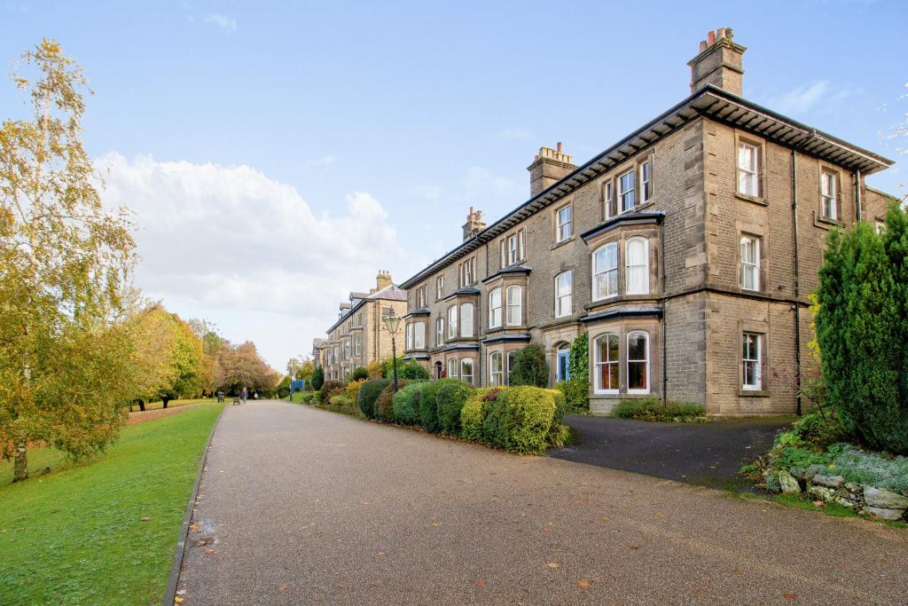 2 bedroom flat for sale in Broad Walk, Buxton, SK17