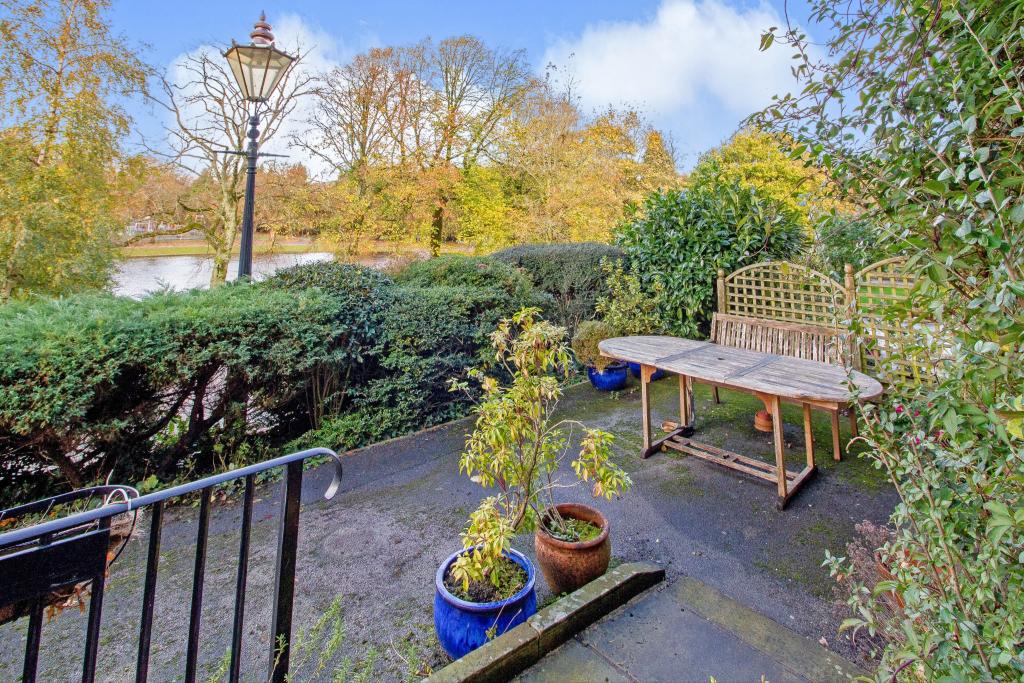 2 bedroom flat for sale in Broad Walk, Buxton, SK17