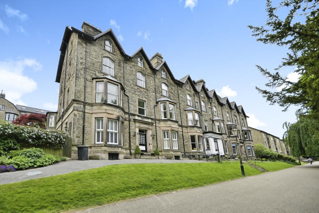 2 bedroom flat for sale in Broad Walk, Buxton, Derbyshire, SK17