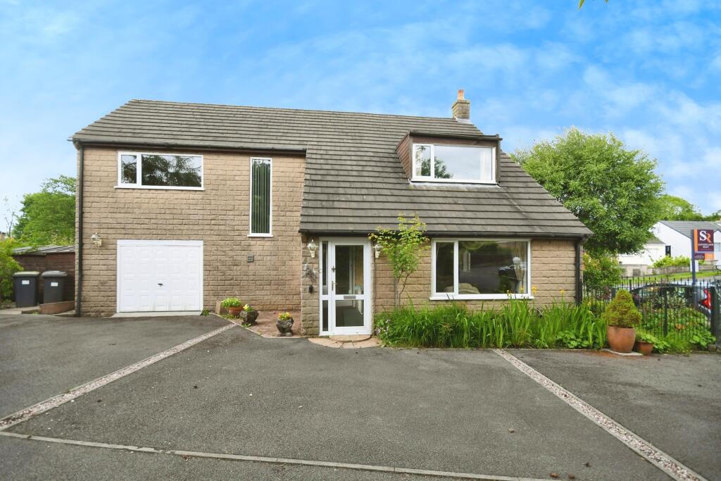 4 bedroom detached house for sale in Eccles Road, ChapelenleFrith