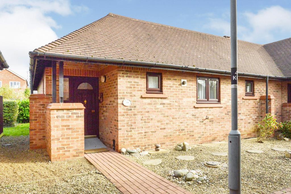 2 bedroom bungalow for sale in Knowles Green, Bletchley, Milton Keynes