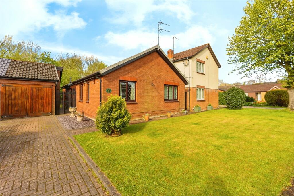 3 bedroom bungalow for sale in Bowmont Close, Cheadle Hulme, Cheadle