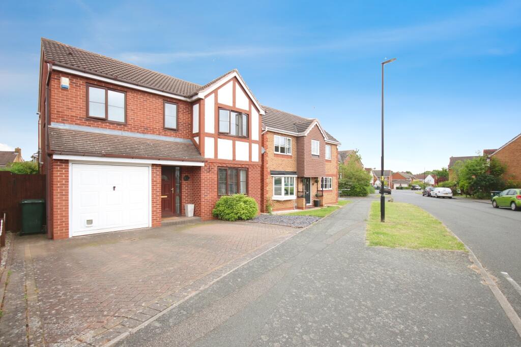 4 bedroom detached house for sale in Middlefield Drive, Binley