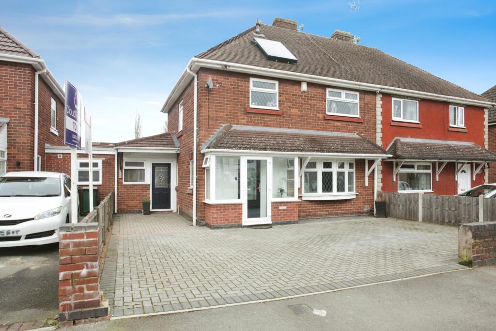 3 bedroom semidetached house for sale in Meadow Road, Holbrooks
