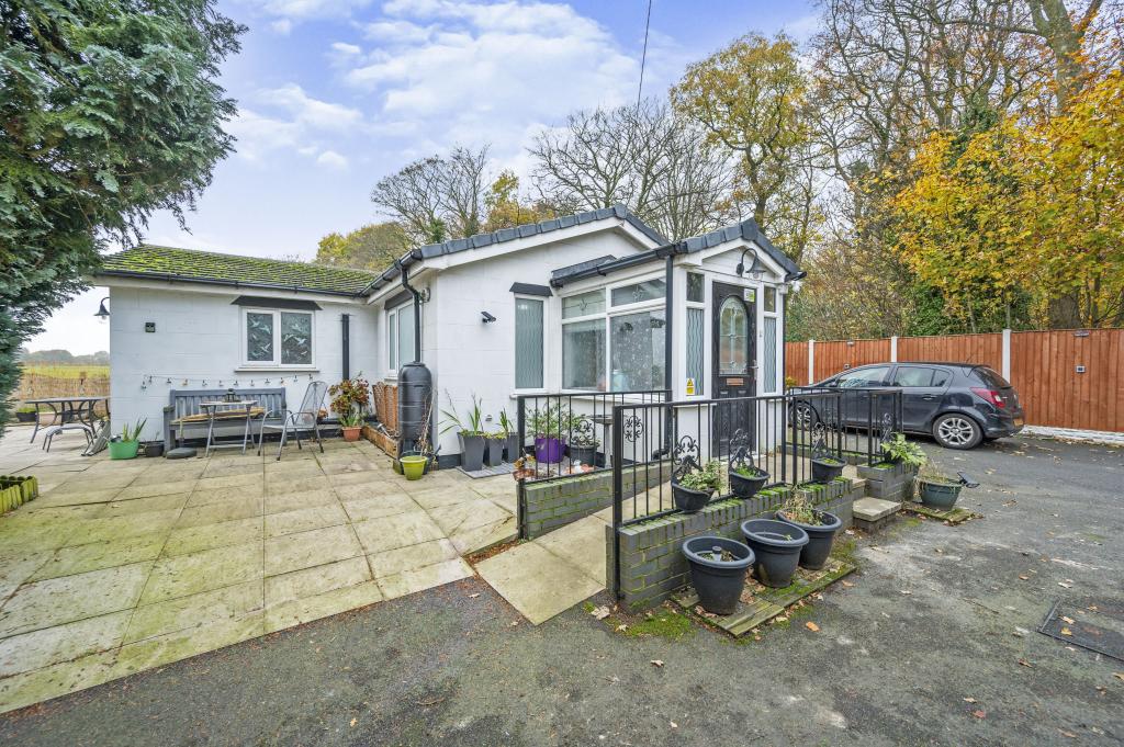 3 bedroom bungalow for sale in Ashton Road, Newton Le Willows, St