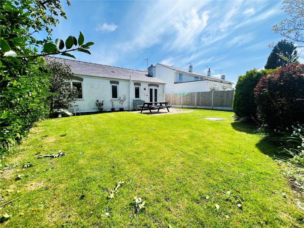 2 bedroom bungalow for sale in Llwyn Gwalch Estate, Morfa Nefyn, Pwllheli, Gwynedd, LL53