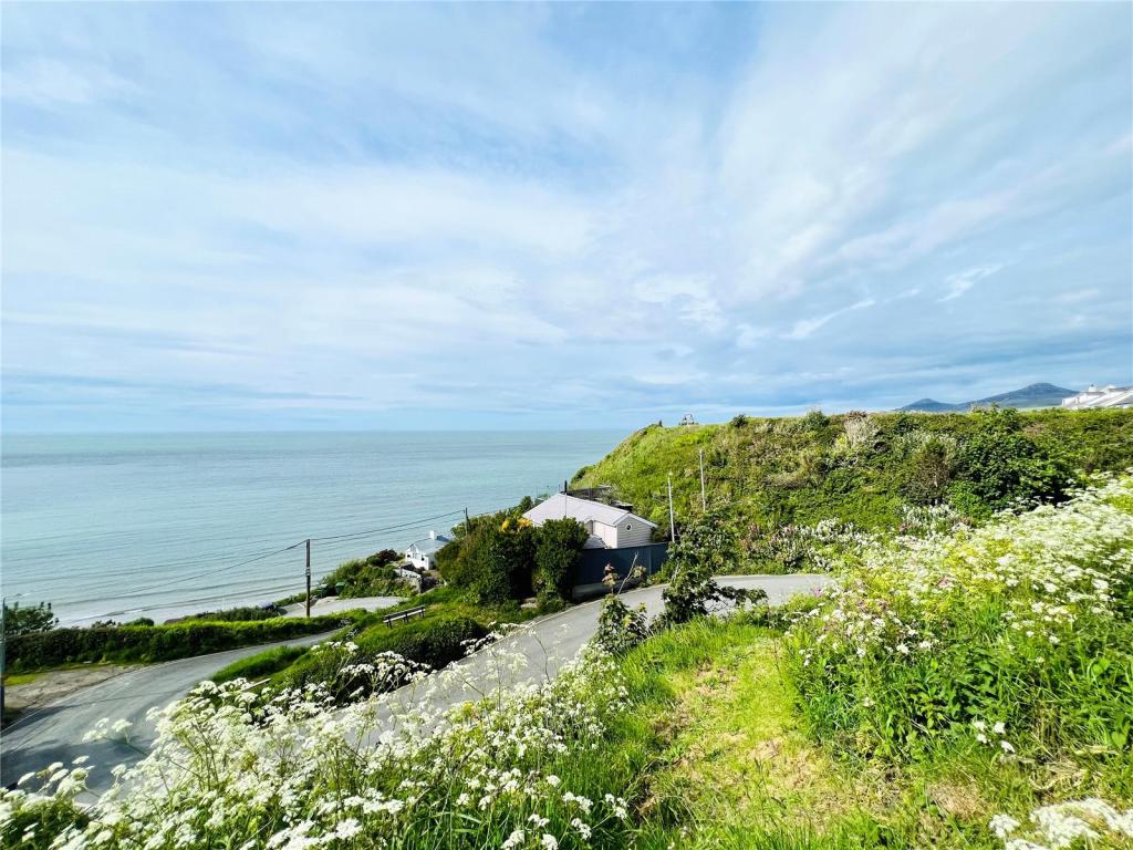 2 bedroom detached house for sale in Lon Y Castell, Nefyn, Pwllheli