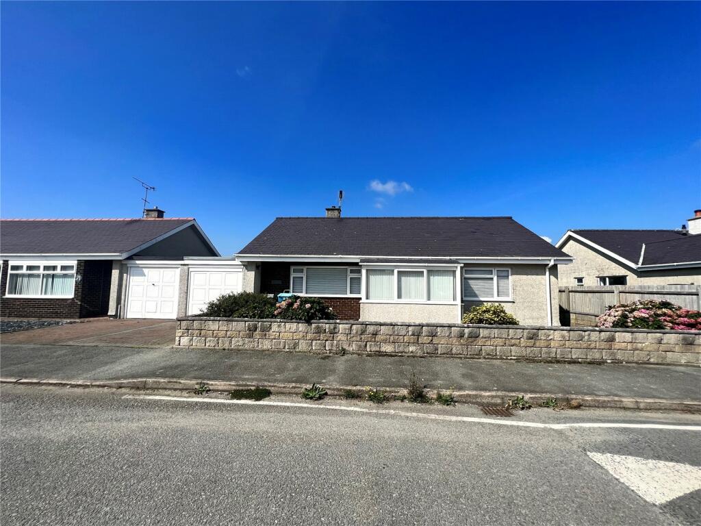 2 bedroom bungalow for sale in Lon Ceredigion, Pwllheli, Gwynedd, LL53