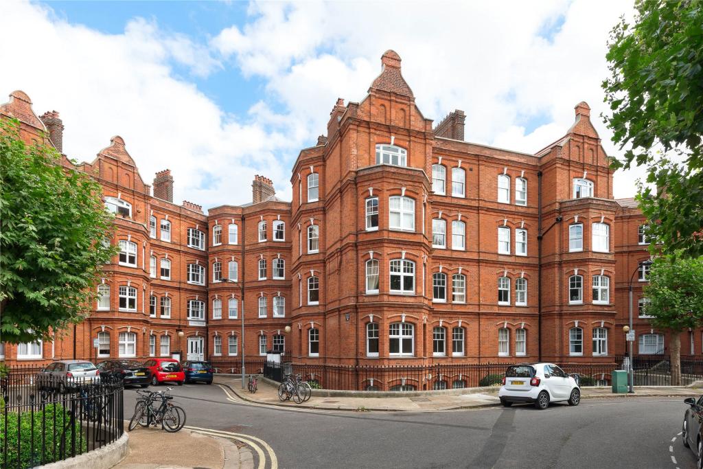 3 bedroom flat for sale in Queen's Club Gardens, London, W14