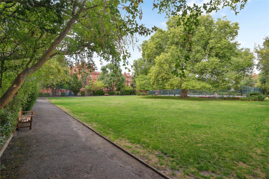 3 bedroom flat for sale in Queen's Club Gardens, London, W14