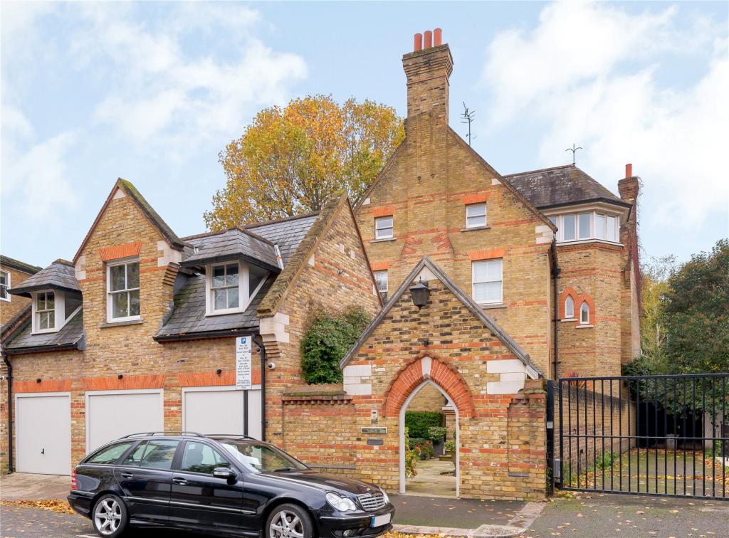 6 bedroom detached house for sale in Maxwell Road, London, SW6