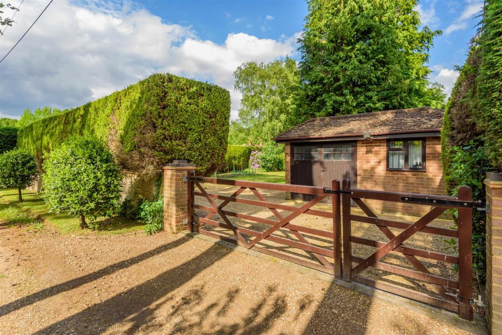 5 bedroom detached house for sale in Nine Mile Ride, Finchampstead