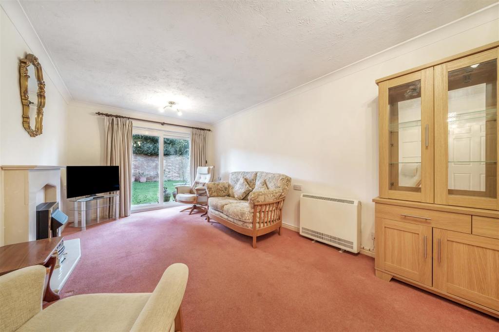 2 bedroom retirement property for sale in Acorn Drive Wokingham