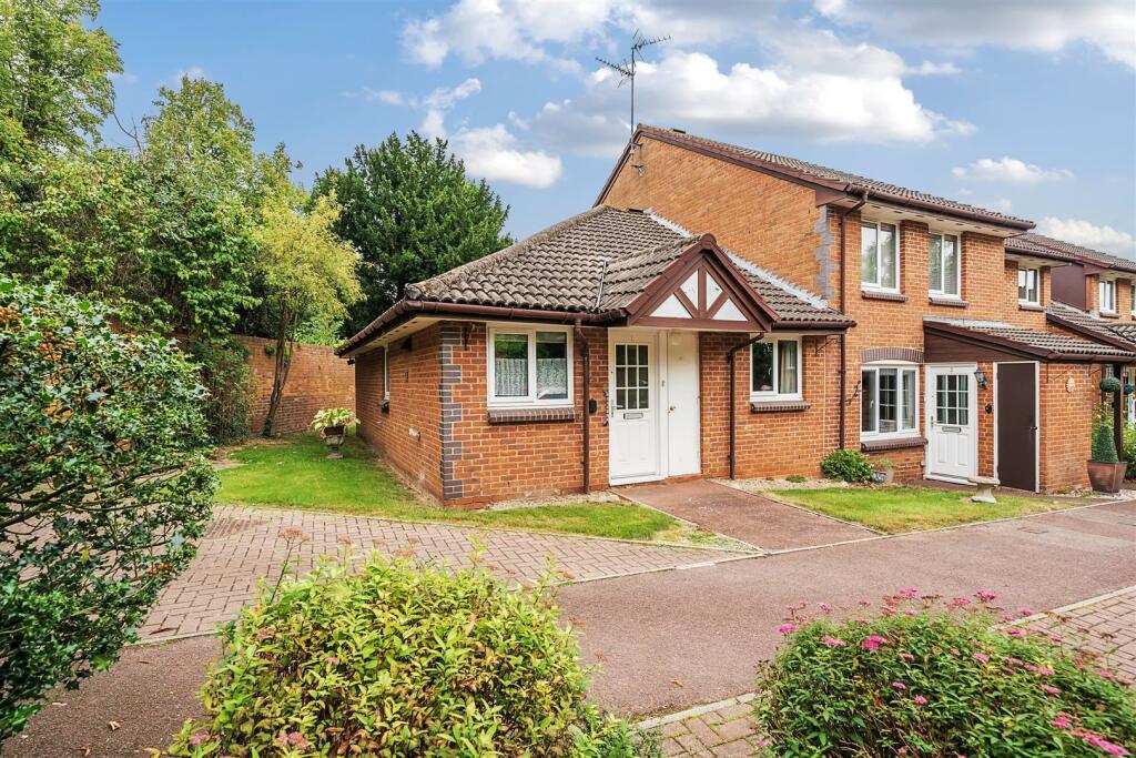 2 bedroom retirement property for sale in Acorn Drive Wokingham