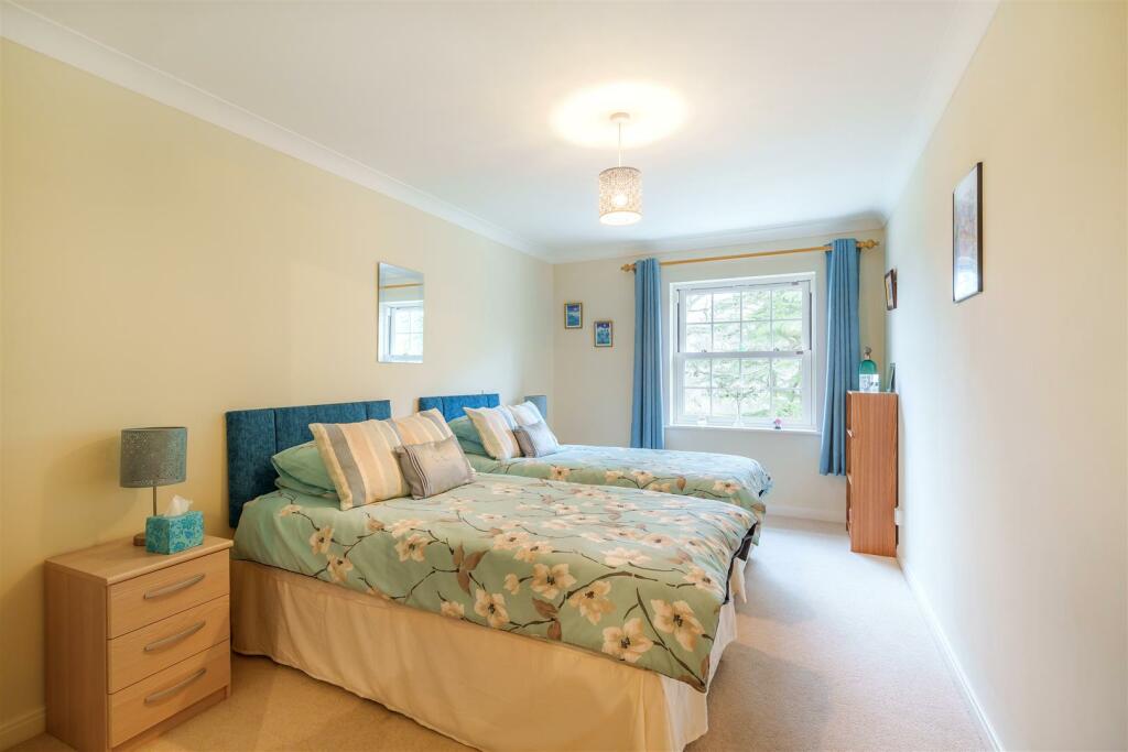 3 bedroom apartment for sale in Keephatch House, Montague Close ...