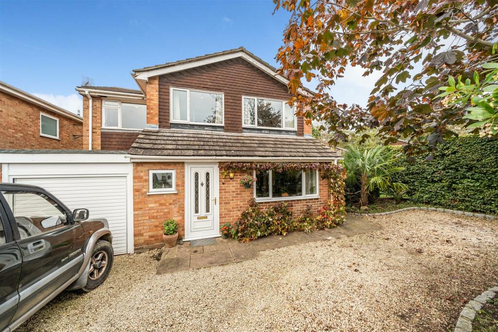 4 bedroom link detached house for sale in De Vitre Green, Wokingham
