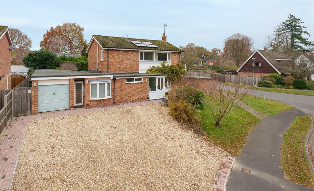 4 bedroom detached house for sale in Russley Green, Wokingham