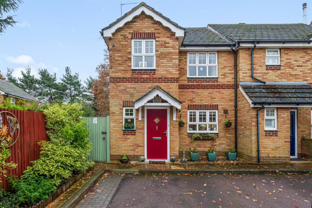 3 bedroom semidetached house for sale in Barker Close Arborfield