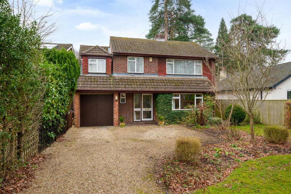 4 bedroom detached house for sale in Reading Road, Finchampstead