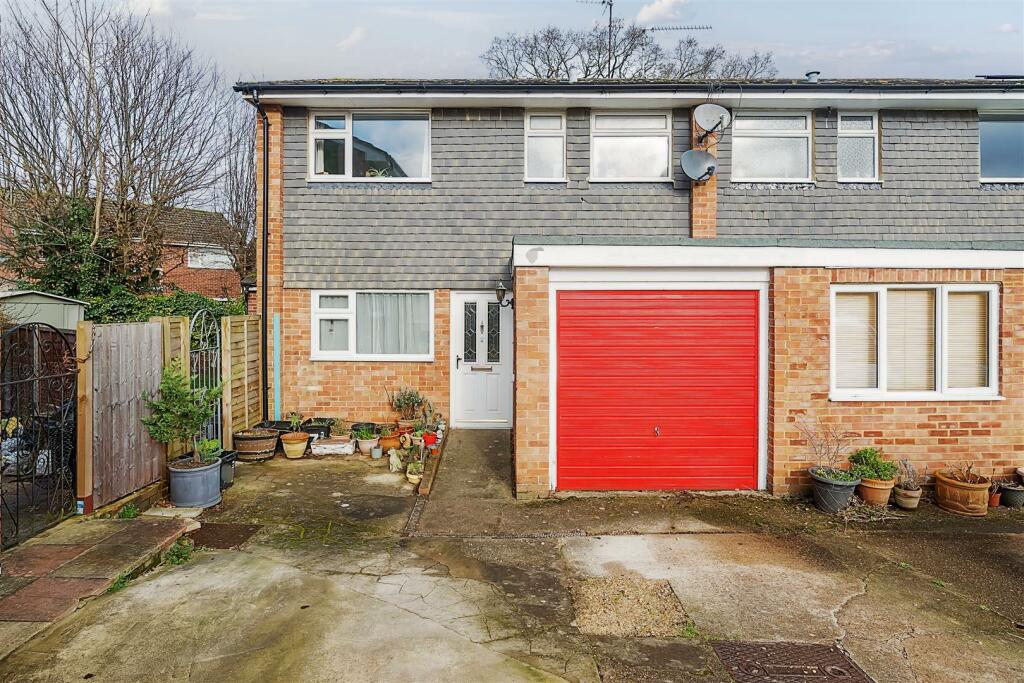3 bedroom end of terrace house for sale in Harefield Close, Winnersh