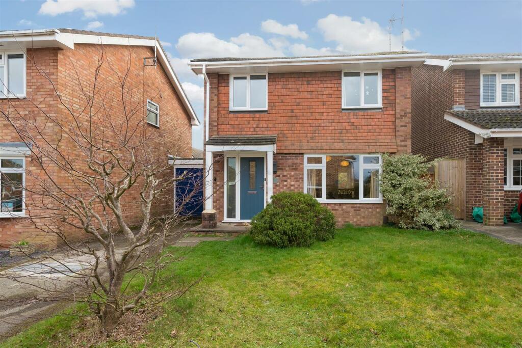 4 bedroom link detached house for sale in Woosehill Lane, Wokingham