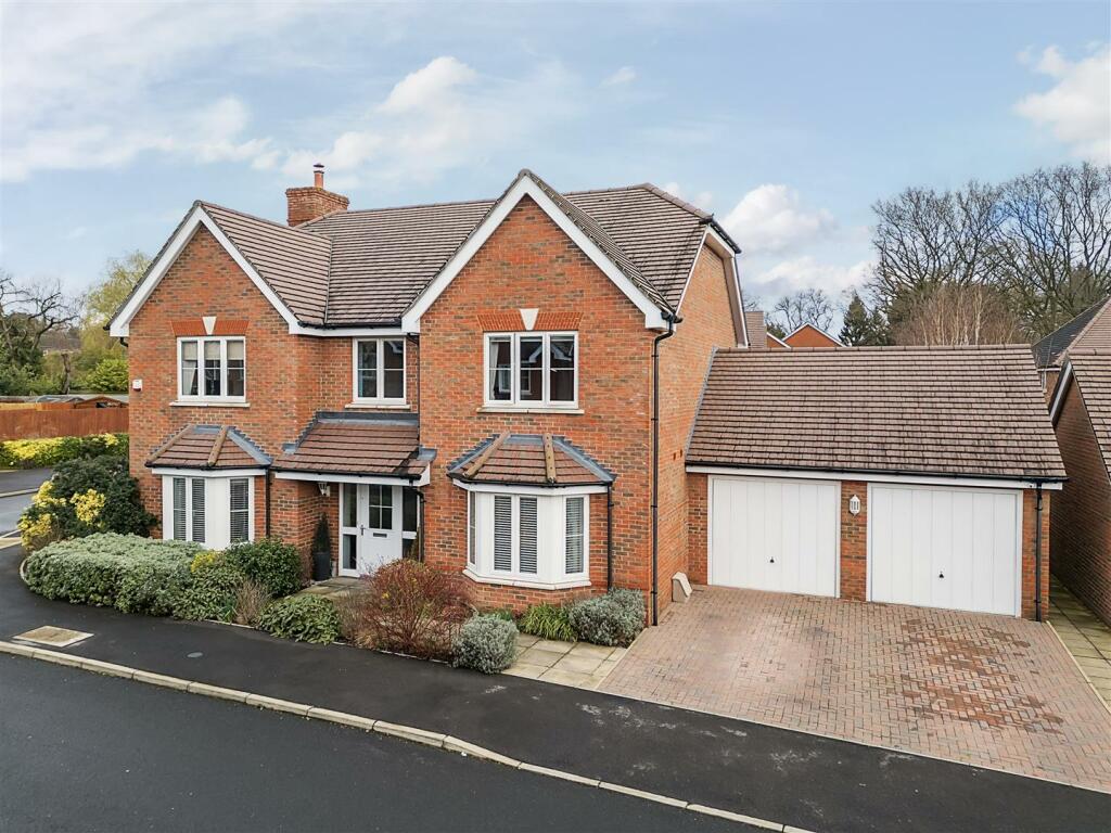 5 bedroom detached house for sale in Dowles Barn Close, Barkham