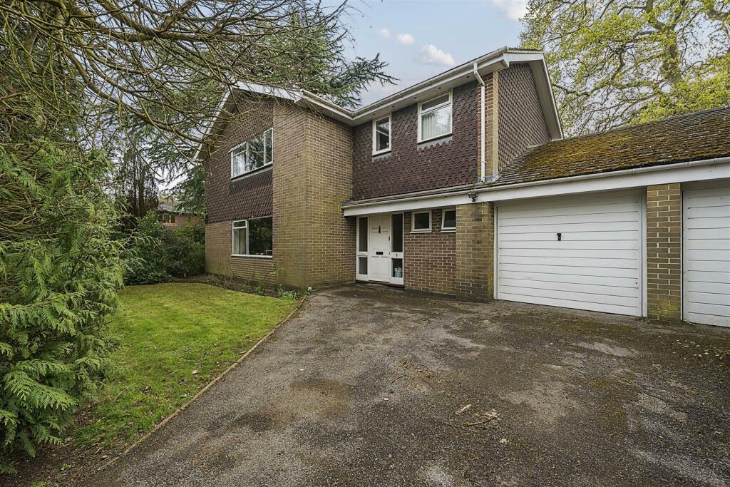 4 bedroom detached house for sale in Glebelands Road, Wokingham