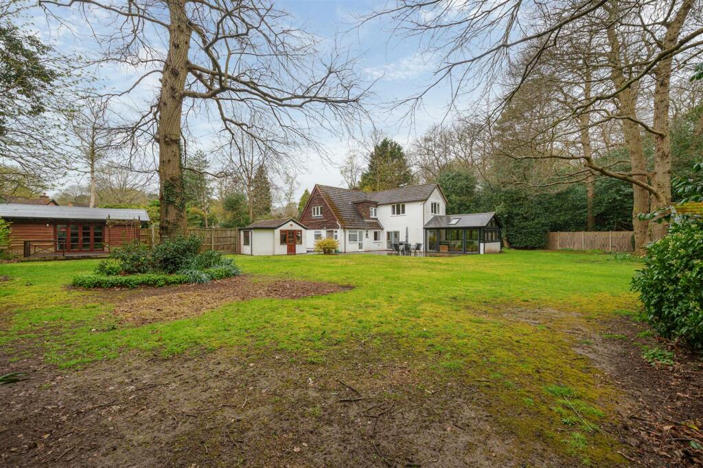 4 bedroom detached house for sale in Nine Mile Ride, Finchampstead