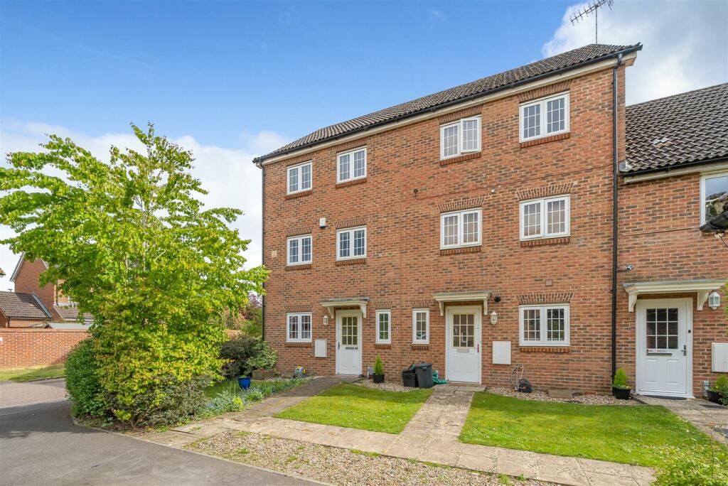 3 bedroom town house for sale in Jersey Drive, Winnersh, Berkshire