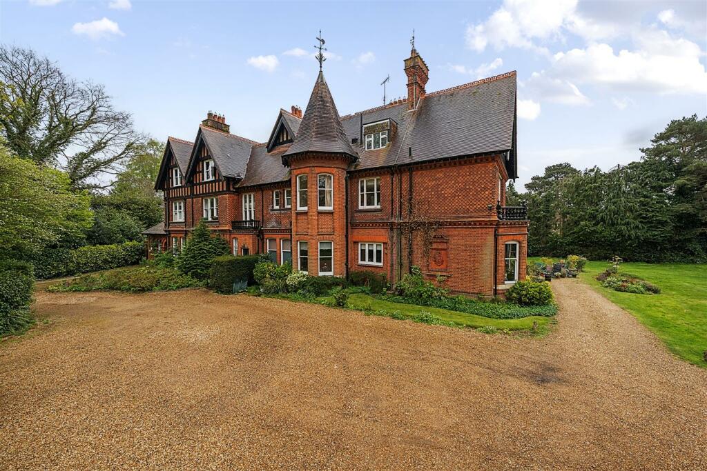 3 bedroom apartment for sale in Mertonford, Pages Croft, Wokingham, Berkshire, RG40 2HQ, RG40