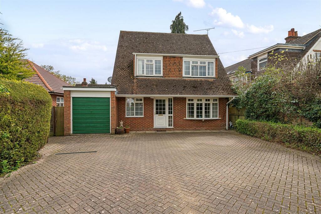4 bedroom detached house for sale in Barkham Road, Wokingham, Berkshire