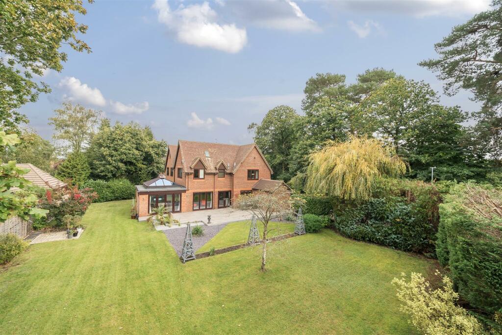 5 bedroom detached house for sale in Barkham Ride, Finchampstead