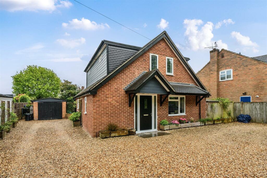 3 bedroom detached house for sale in Simons Lane, Wokingham, Berkshire
