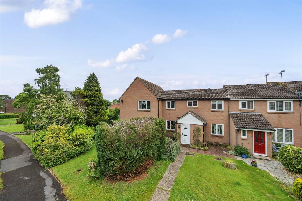 3 bedroom terraced house for sale in Heron Road, Wokingham, Berkshire