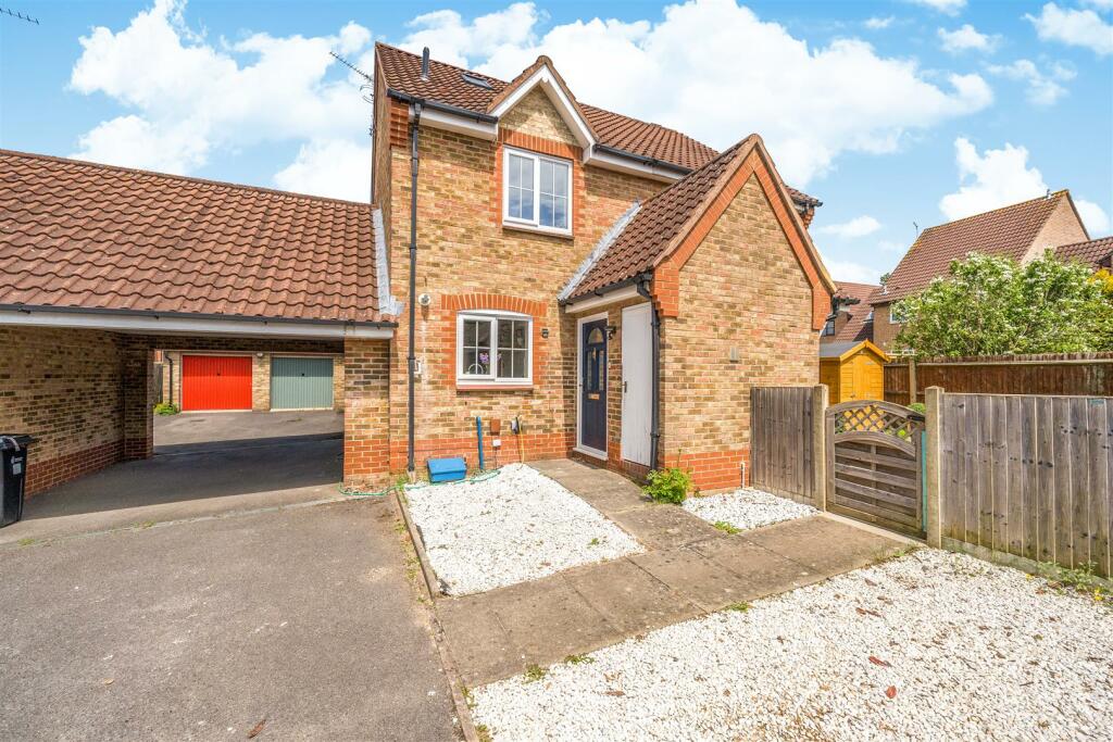 3 bedroom semidetached house for sale in Macphail Close, Wokingham