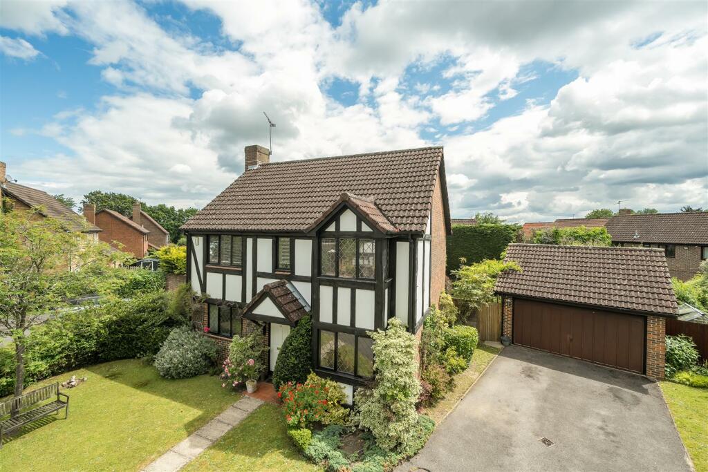 4 bedroom detached house for sale in Woodward Close, Winnersh