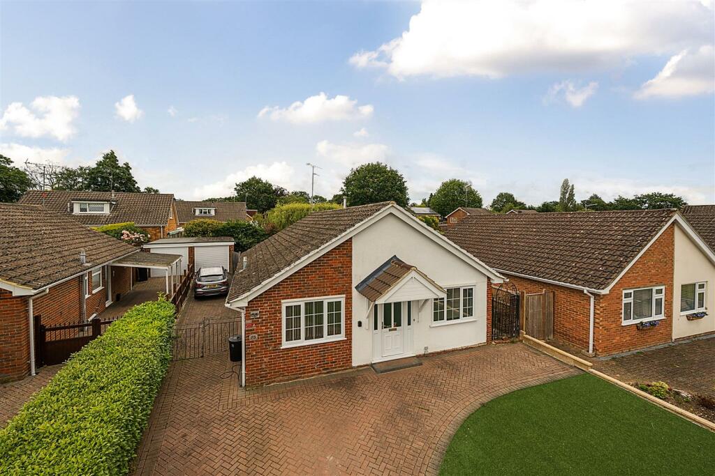 3 bedroom detached bungalow for sale in Windmill Avenue, Wokingham