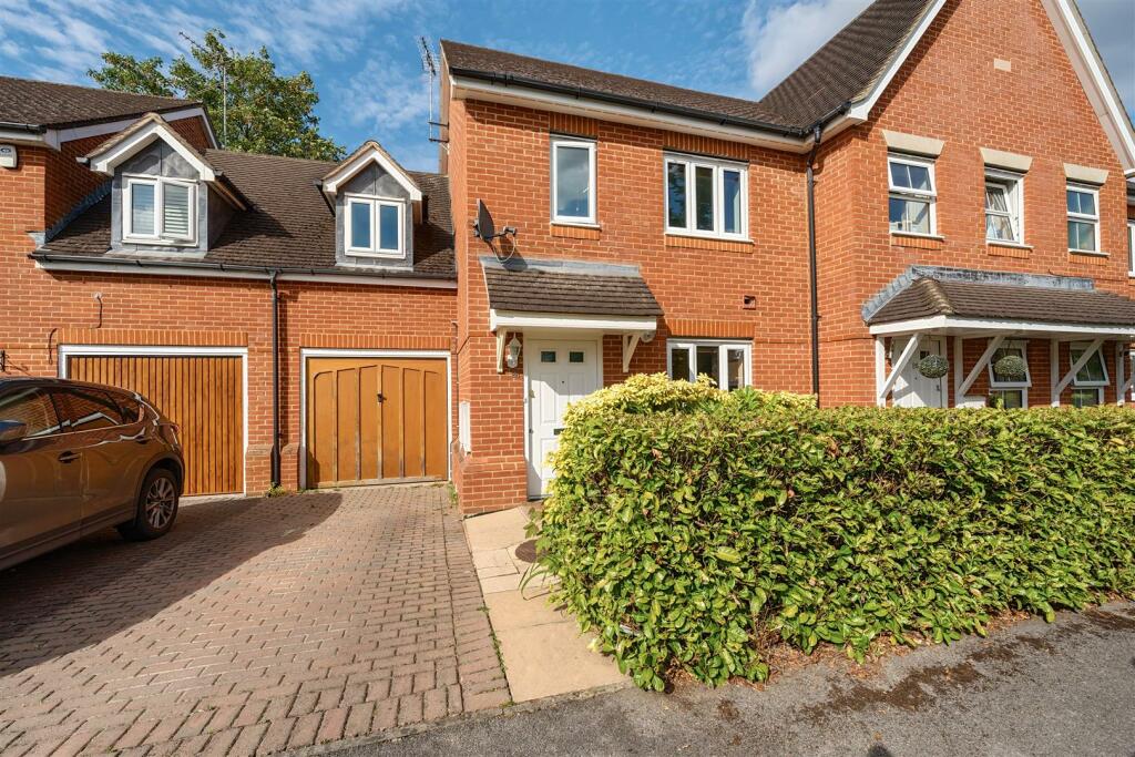 3 bedroom terraced house for sale in Landen Grove, Wokingham, Berkshire