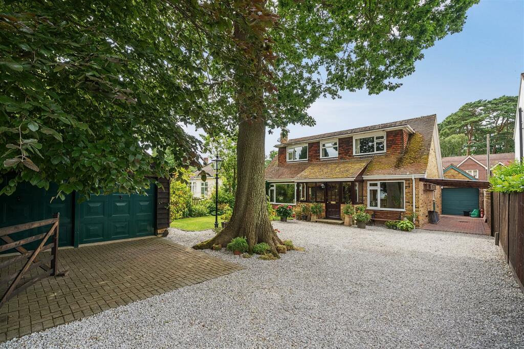 3 bedroom detached house for sale in Simons Lane, Wokingham, Berkshire