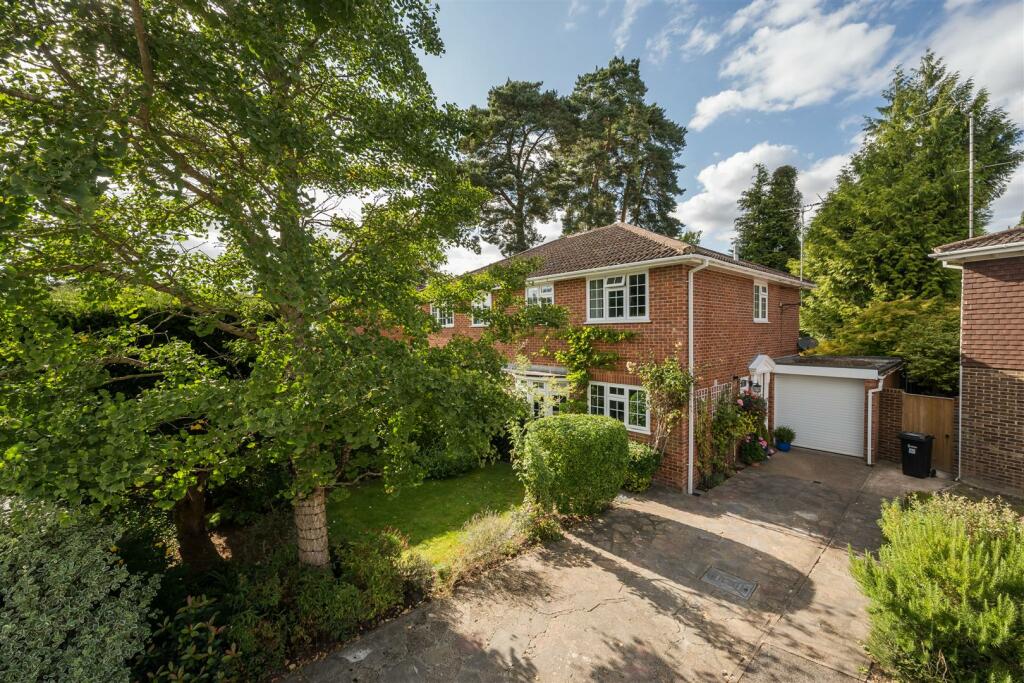 Main image of property: Cambrian Way, Finchampstead, Berkshire, RG40 3JF