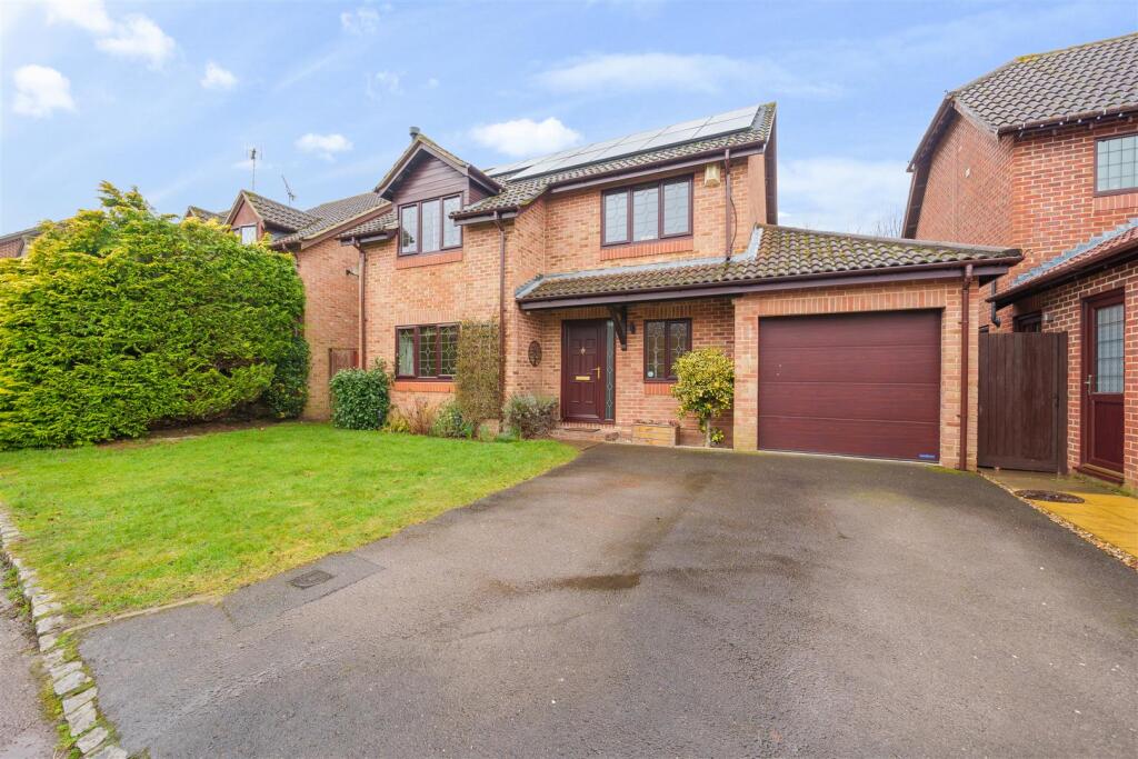 Main image of property: Moor Close Finchampstead, Berkshire, RG40 4EZ
