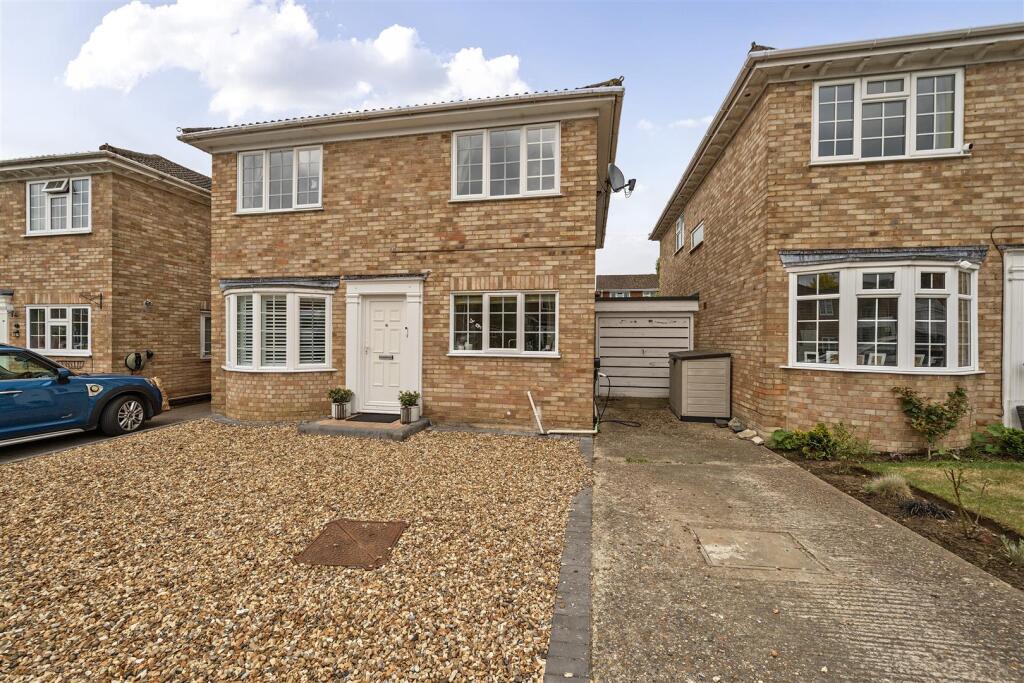Main image of property: Challenor Close, Finchampstead, Berkshire, RG40 4UJ
