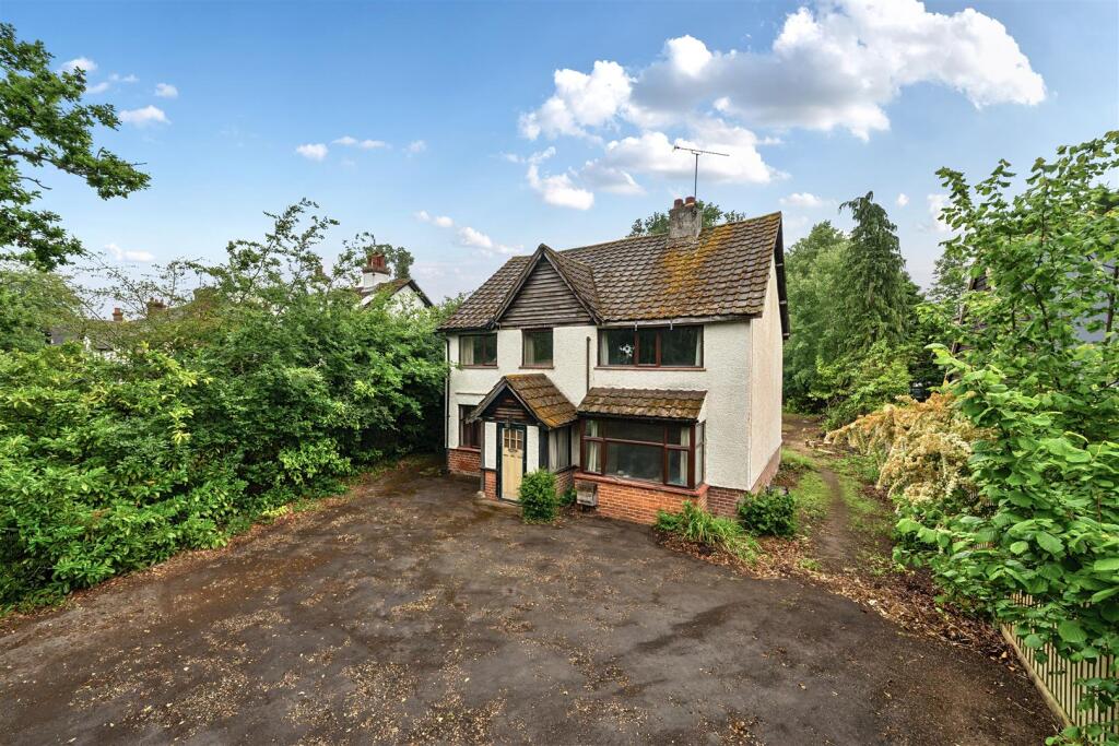 Main image of property: Reading Road, Wokingham, Berkshire, RG41 1LJ