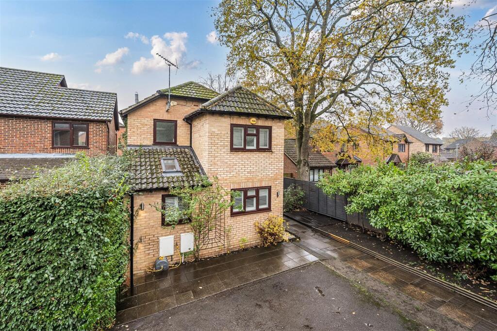 Main image of property: Vermont Woods Finchampstead, Berkshire, RG40 4PF