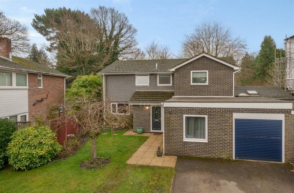 4 bedroom link detached house for sale in Cedar Close, Wokingham