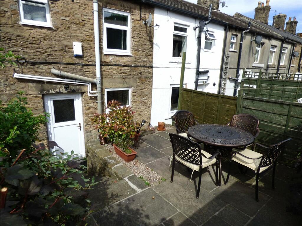 2 bedroom end of terrace house for sale in Buxton Road, New Mills, High