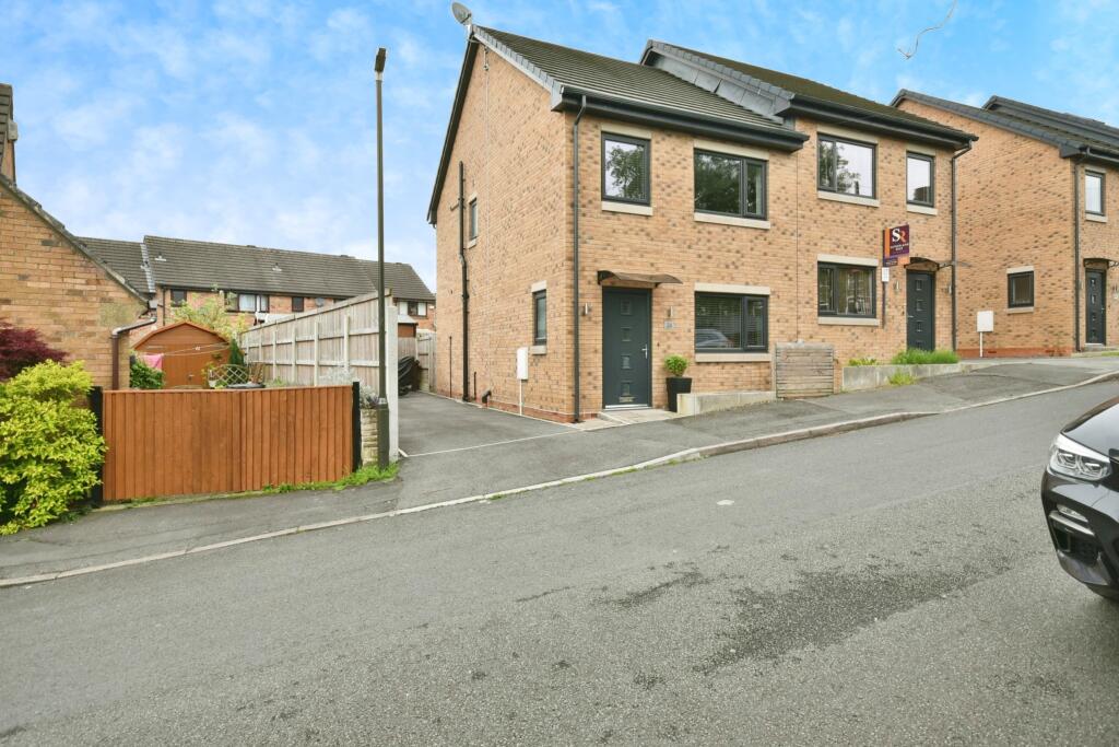 3 bedroom semidetached house for sale in Jubilee Gardens, New Mills
