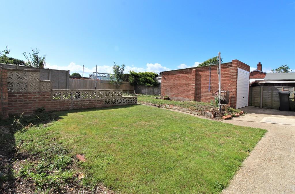 2 bedroom detached bungalow for sale in Ankerwyke, Peel Common