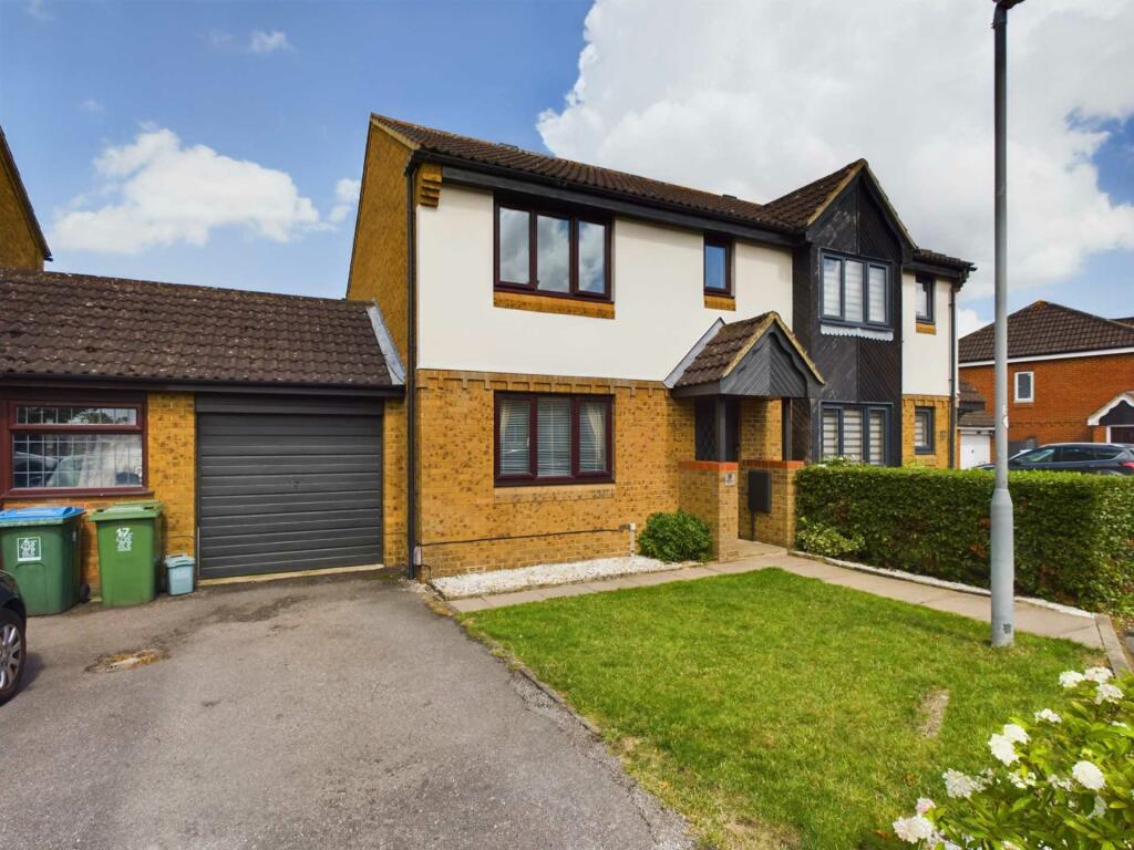 3 bedroom semidetached house for sale in Reynold Drive, Oldhams Meadow, Aylesbury, HP20